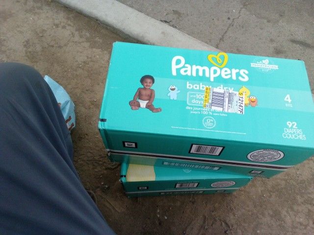 92 Count Size 4 Pampers Baby Dry