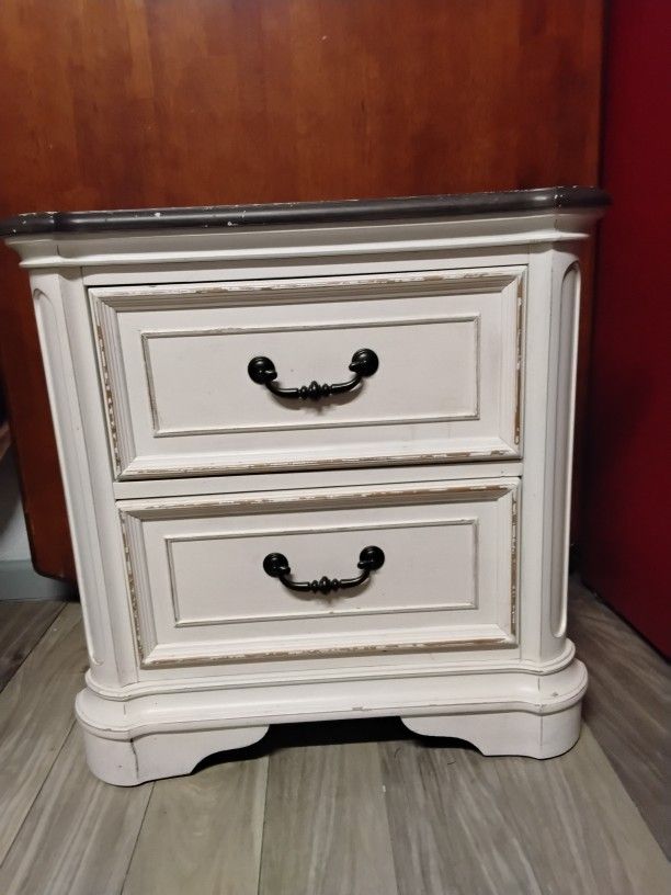 Elegant White Vintage Bedroom Furniture Set – 2 Nightstands + 5-Drawer Chest w/ Mirror