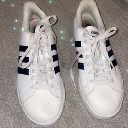 Women’s white Adidas cloud foam shoes (Size 7 1/2)
