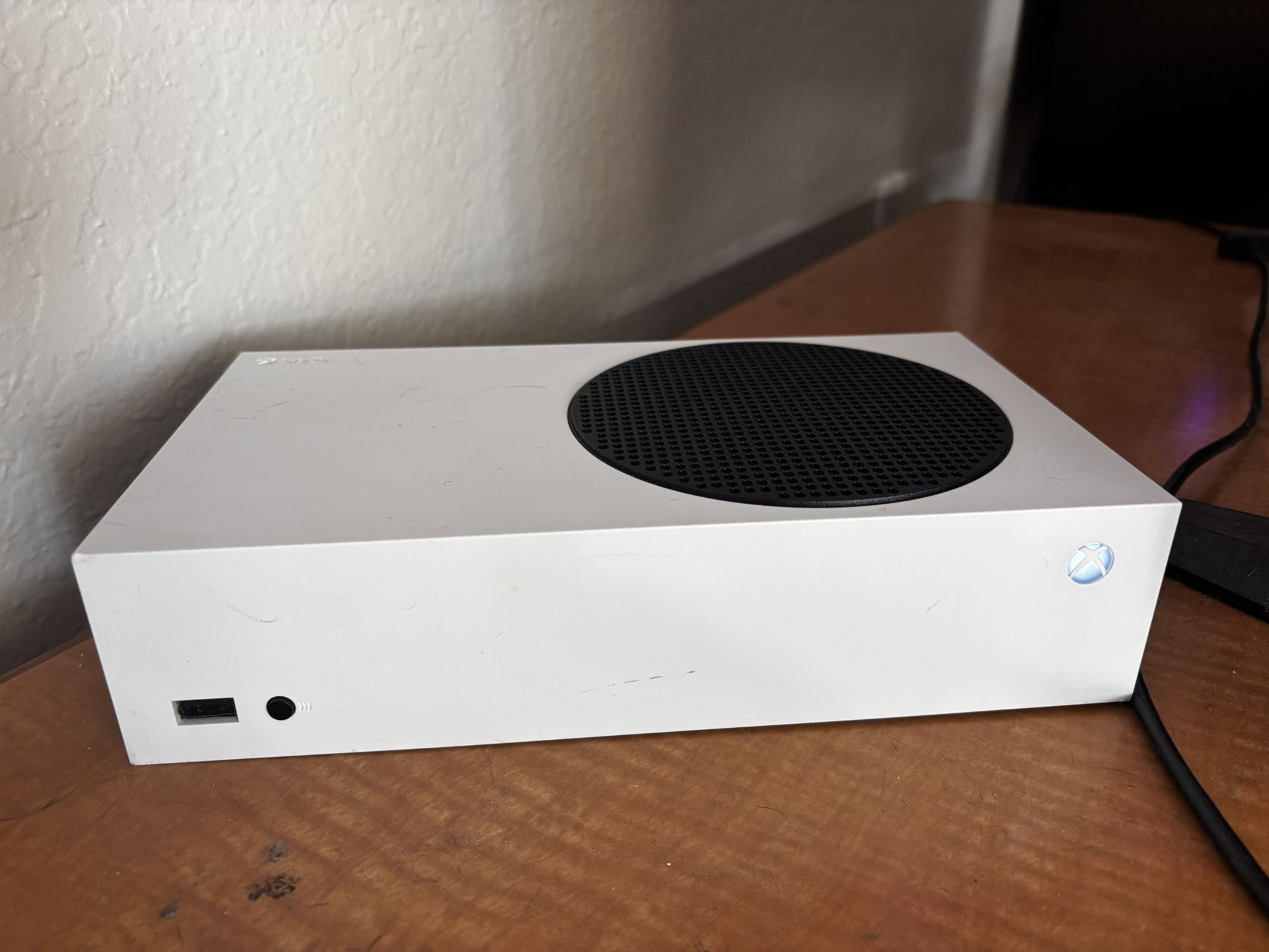 Xbox Series S (with Controller And Cords) for Sale in Phoenix, AZ OfferUp