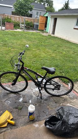 Black Diamondback Insight hybrid bicycle with 24-inch wheels
