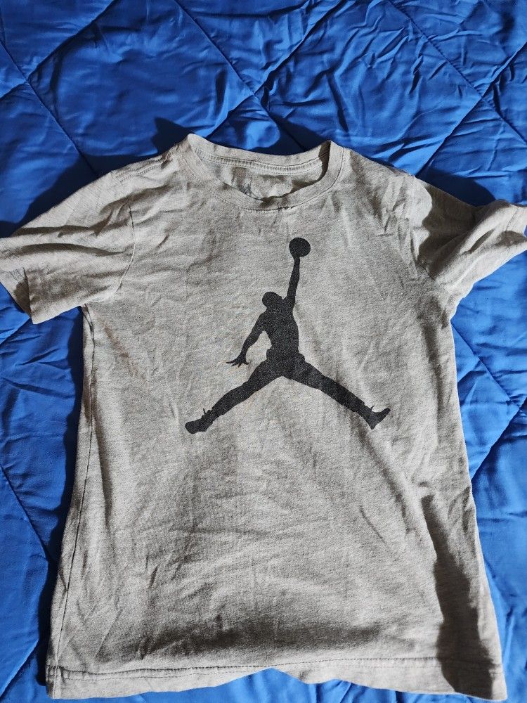 Boys jordan t shirt in good condition size S