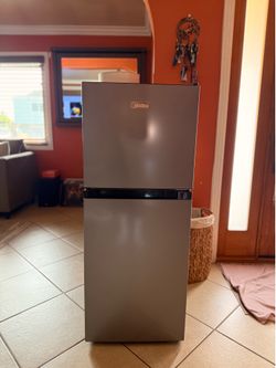 Midea Mini Fridge