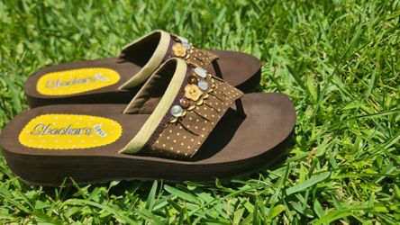 SKETCHERS  women sandals size 8 , NEW