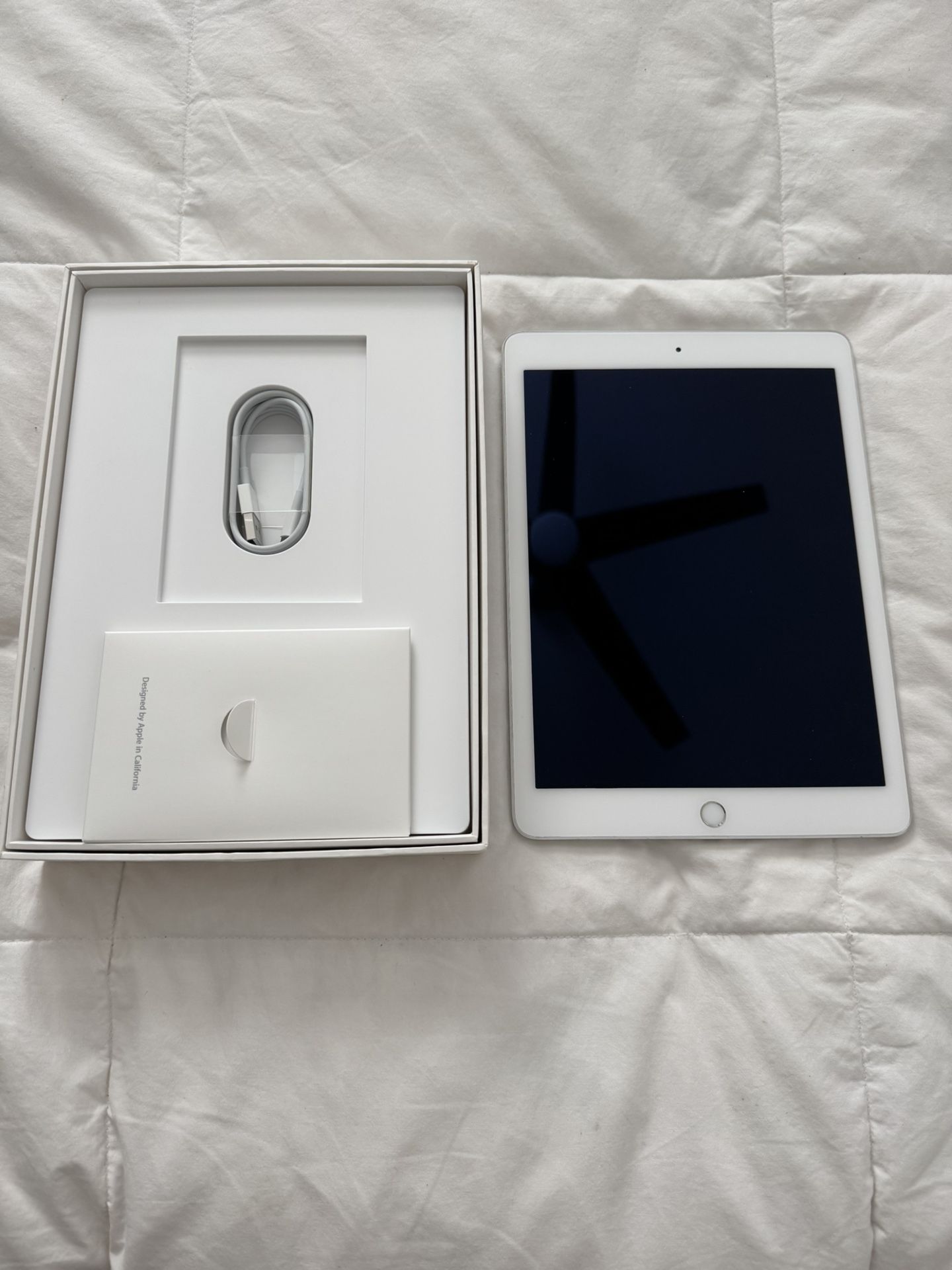 Apple iPad Air 2 MGKM2LL/A (64GB, Wi-Fi, Silver) w/ Case 