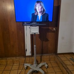 Samsung 40Inch. Smart TV With Rolling  Stand Up Adjustable On Wheels Mobile Cart  Desk 