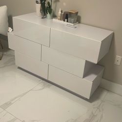 Modern 6-Drawer White Dresser – Sleek, Spacious & Like New