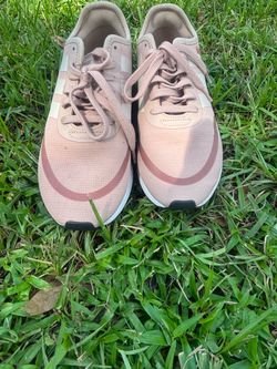 Adidas N-5923 W Ash Pearl/Linen Women’s Size 8 sneakers featuring a soft blush-pink mesh upper with cream-colored serrated three stripes. Preowned in