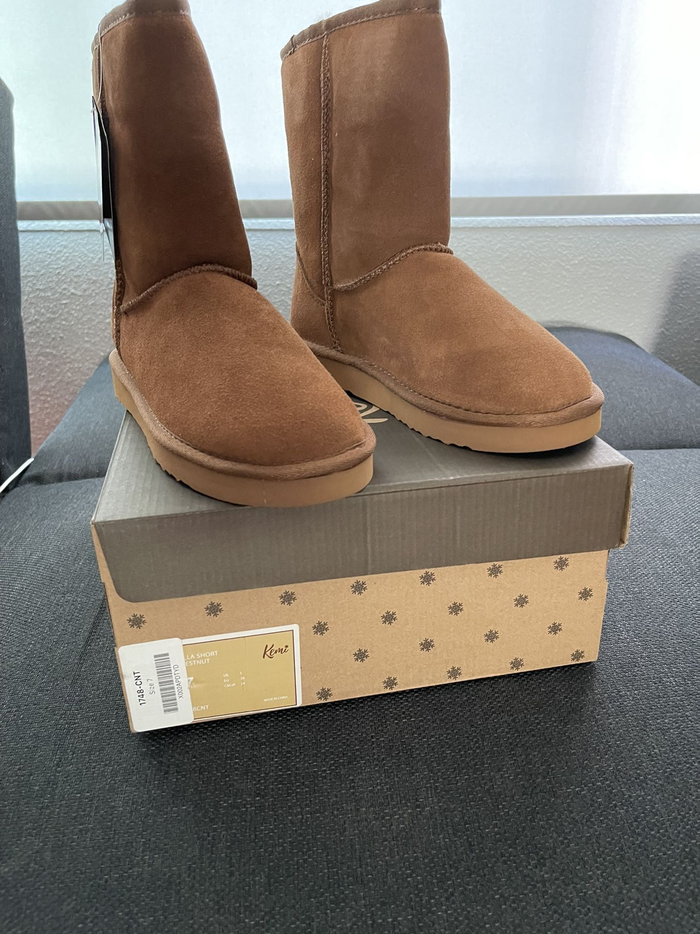 Womens Kemi’s Size 7 Womens UGG Style 