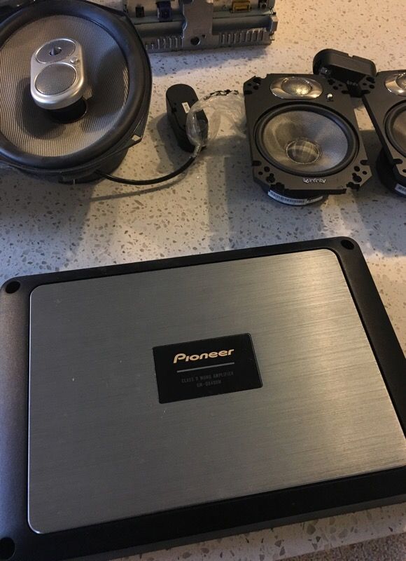 PIONEER CLASS D MONO AMPLIFIER GM-D8400M