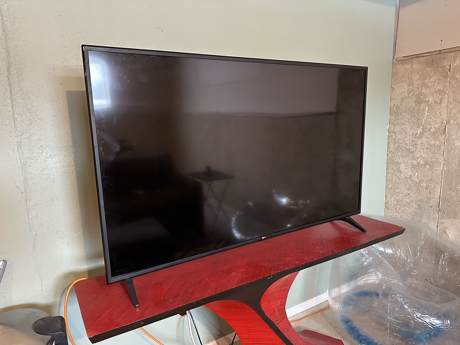 LG 60” TV 4K UHD - 2020