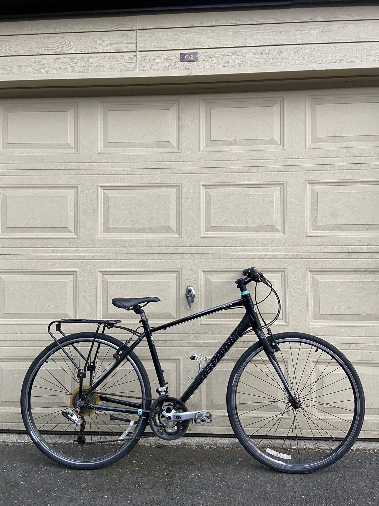 Giant Escape Women’s Hybrid Commuter Bike – 24-Speed – ALUXX Aluminum Frame Bicycle