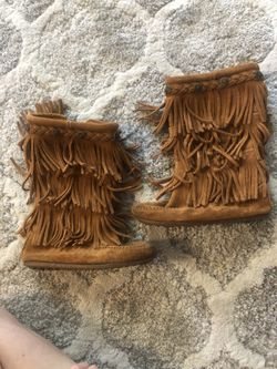 Minnetonka 3 layer fringe boots- genuine leather size 13 girls