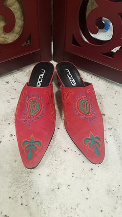 Moda suede with embroidery design these are a size 9