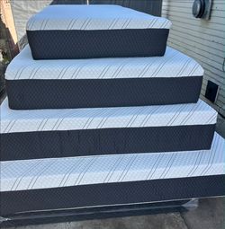 Memory Foam queen  Mattresses 12"    new mattress in a plastic sealed