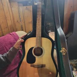 Martin Left Hand Guitar...very Beautiful...rarely Touched 