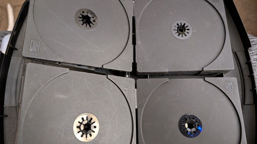 Digital CD, DVD, Games Black Hard Shell Storage Case Holder For Approx 28. 10 Of The Star Centers Are Broken And Wont Hold Disks I Place. I Heard They
