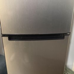 Magic Chef Mini Refrigerator 