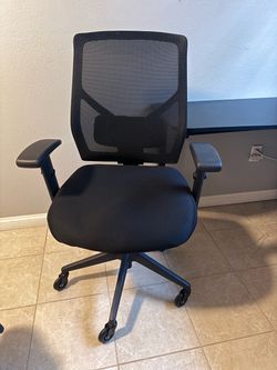 Black Mesh Back Office Chair with Armrests