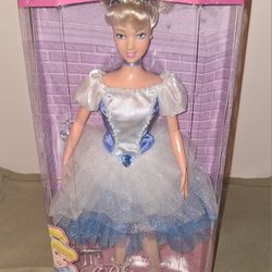 Disney Princess Cinderella Ballerina Doll-2003 NRFB