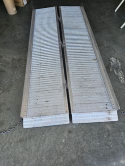 Aluminum 6' long by 2.5 ' wide foldable ramp