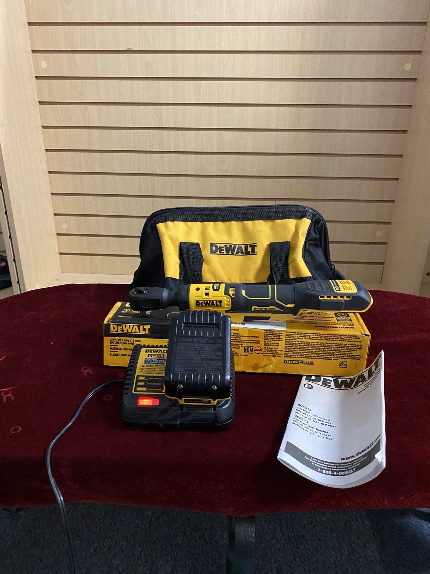 DEWALT 20V Automatic 3/8” automatic Brushless Ratchet, 4AH Battery , Charger & Bag