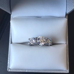 CITY ROX Stunning 3 Round Stone Ring