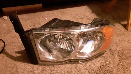 Headlight for 2001 dodge ram 35$