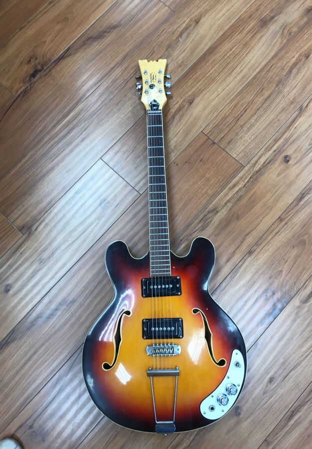 MOSRITE Celebrity III, case