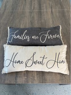 2 throw pillows