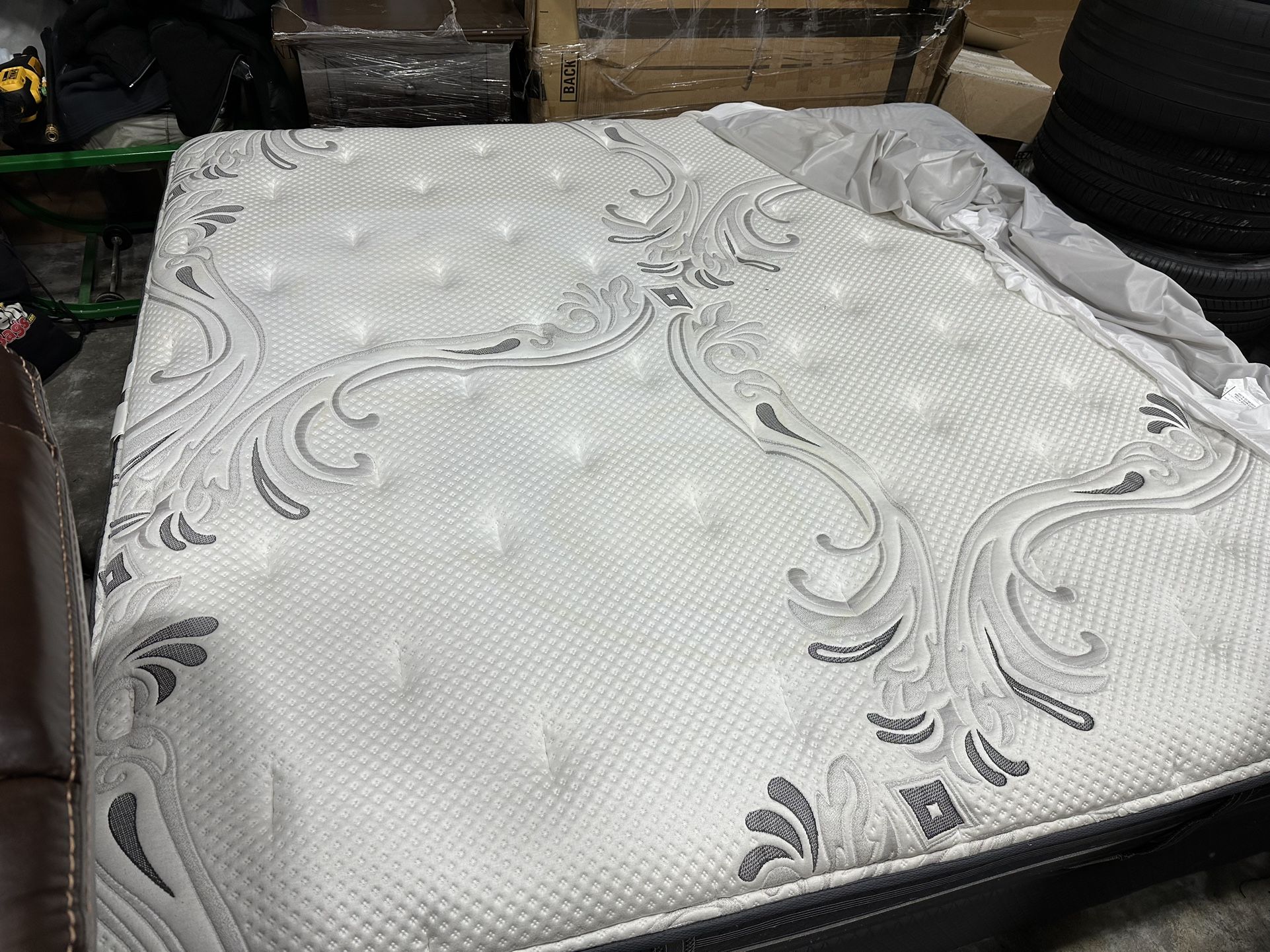 King Size Beauty Rest Black Series Mattress And Boxspring