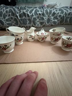 1940s Wedgwood "Queens Sprays" Creamer, Lidded Sugar Bowl & 6 Tea Cups Set