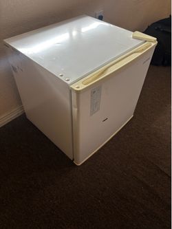 Mini refrigerator