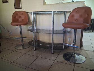 Mesa alta estilo barra con dos sillas bancos
