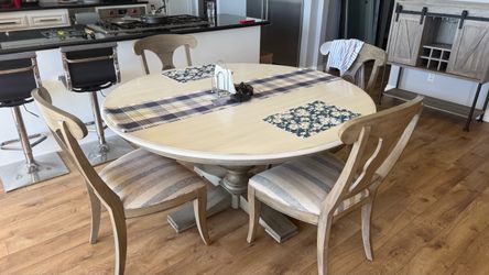 Ethan Allen dinning extendable table with chairs $275