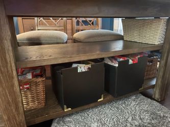 Used dining table, very good condition