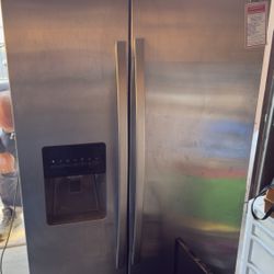 Kenmore Water and ice dispensing fridge 