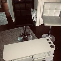 Floating Salon Station With Black & White Hydraulic seats