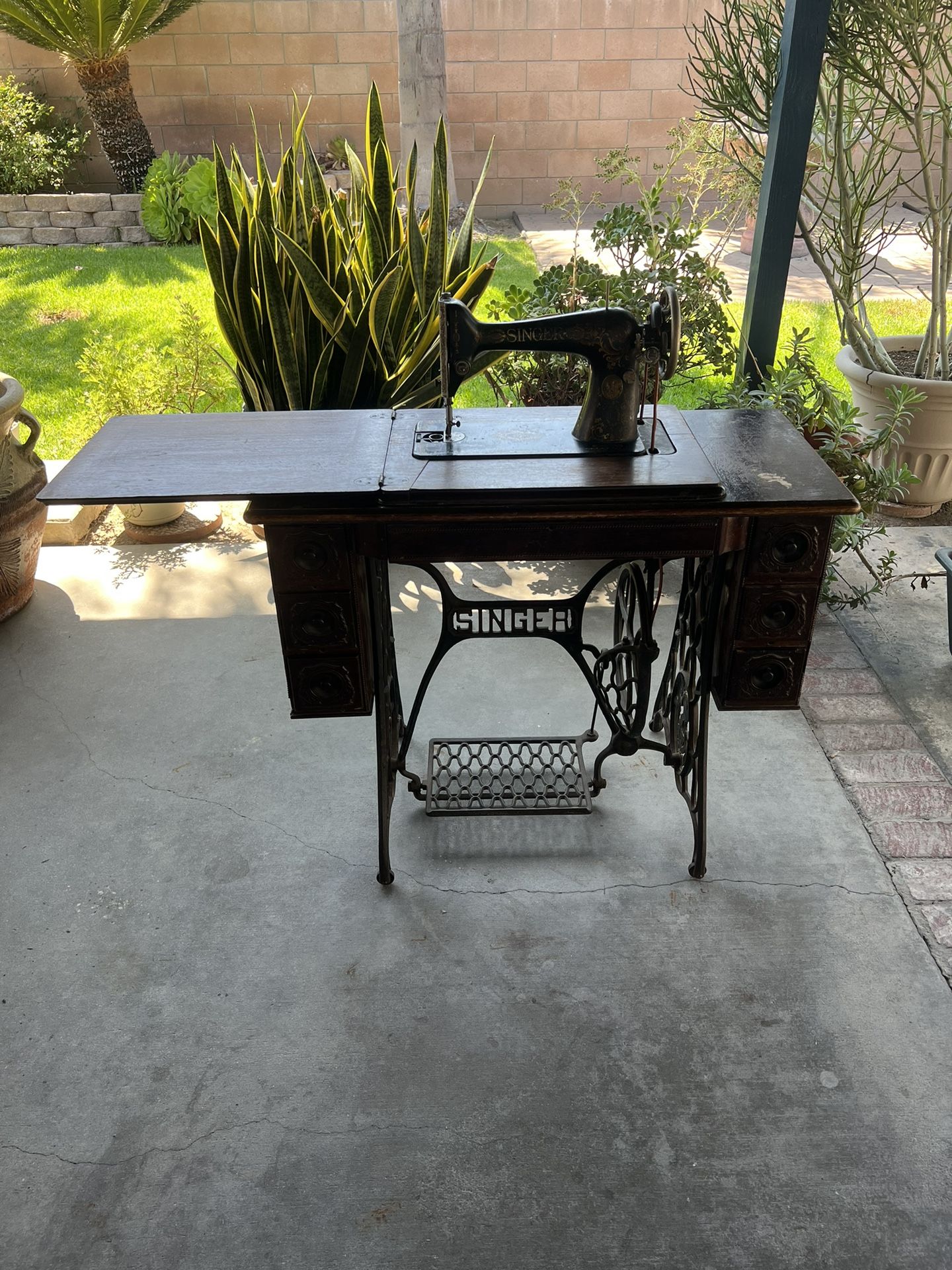 Singer Vintage Sewing Machine With Desk
