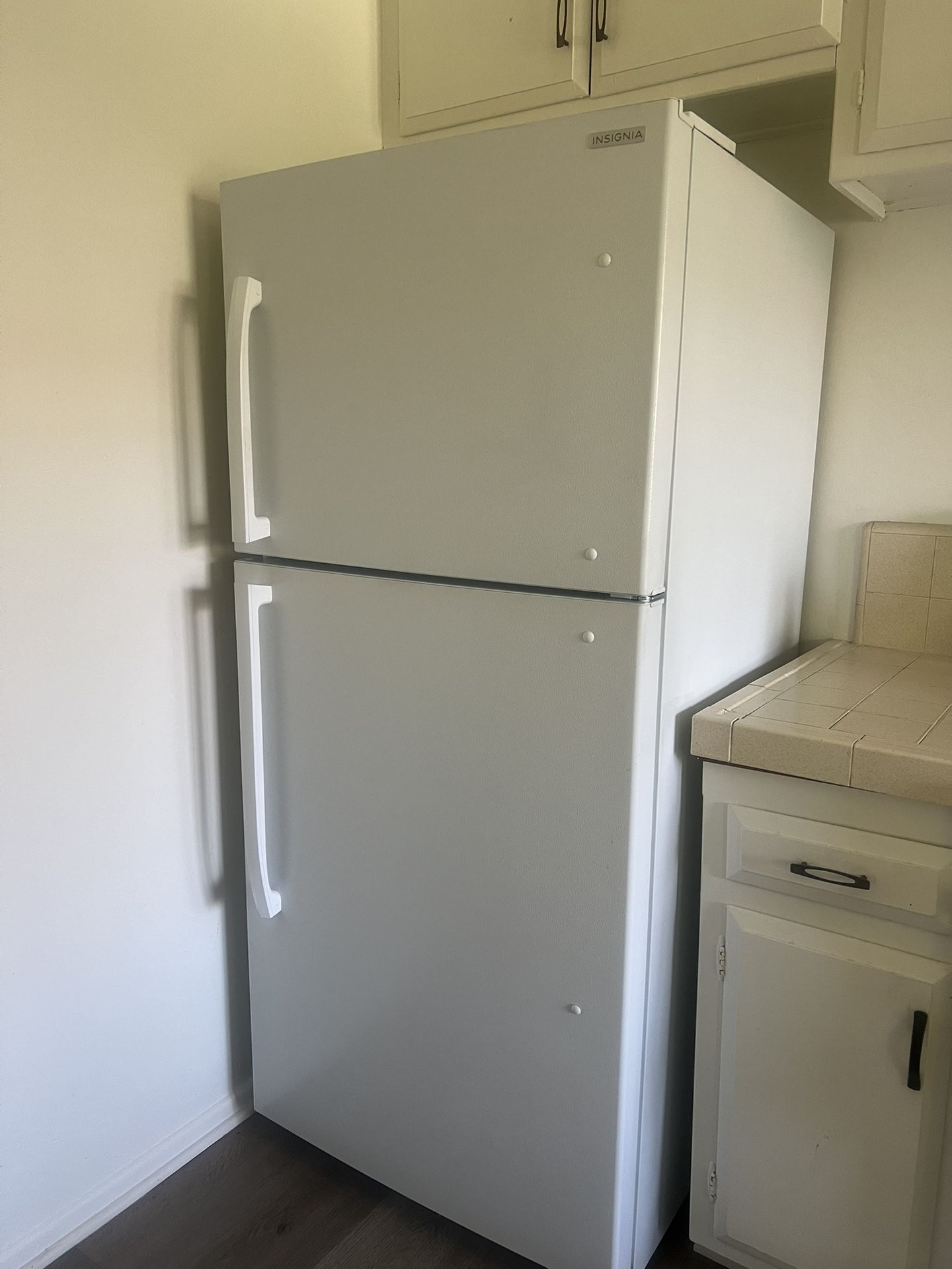Insignia 18 Cubic ft. White Fridge+Freezer Combo - Mint Condition