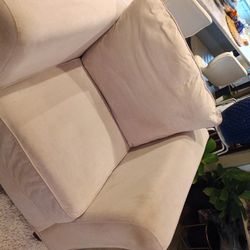 sofa en color crema limpio grande y cómodo 