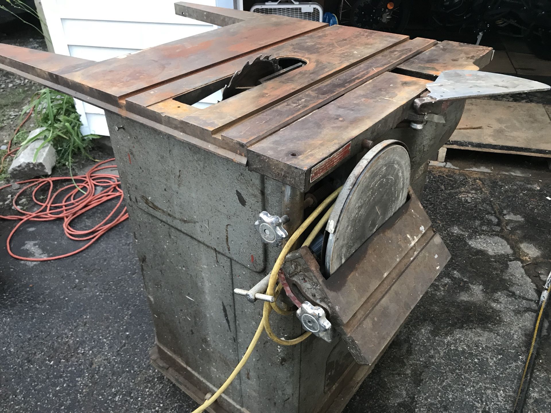 Heavy duty industrial grade Yates American Table saw with jointer / sander. Works as it should