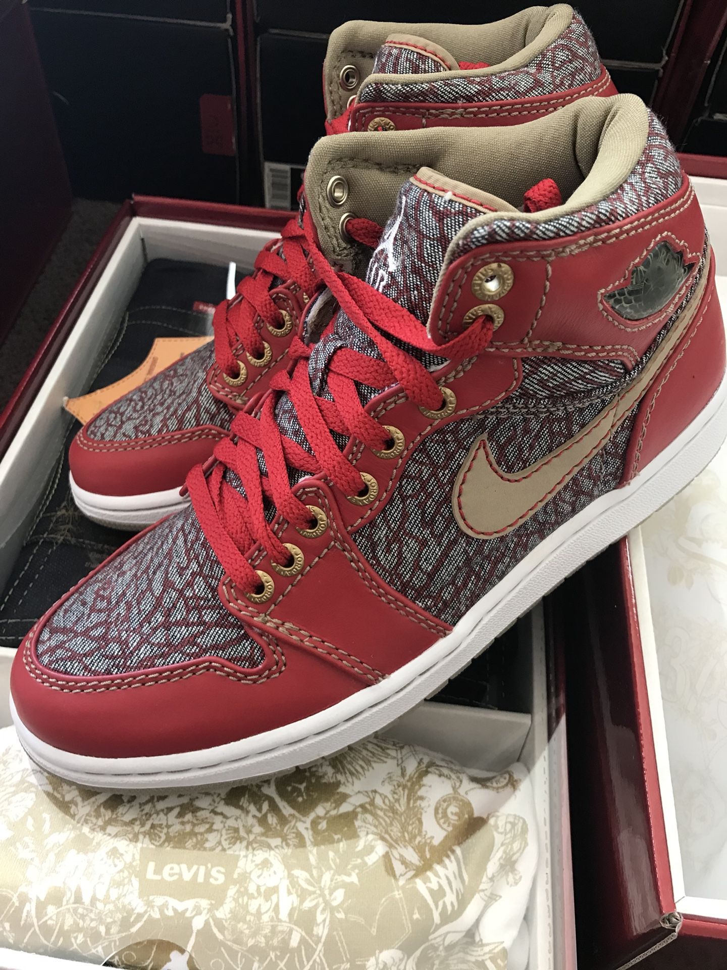 AIR JORDAN LEVIS DENIM RETRO 1 PACK SIZE 9 SHOE COMES WITH JEANS
