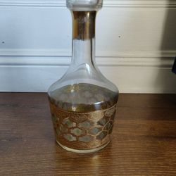 ALCOHOL DECANTER WITH GOLD DESIGN