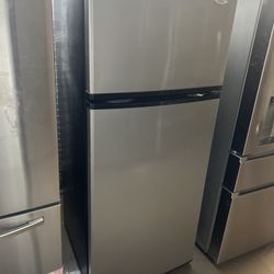 WHIRLPOOL APARTMENT SIZE TOP FREEZER REFRIGERATOR 