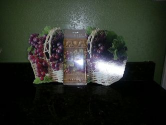 8 Grasp place mat and grape wall border