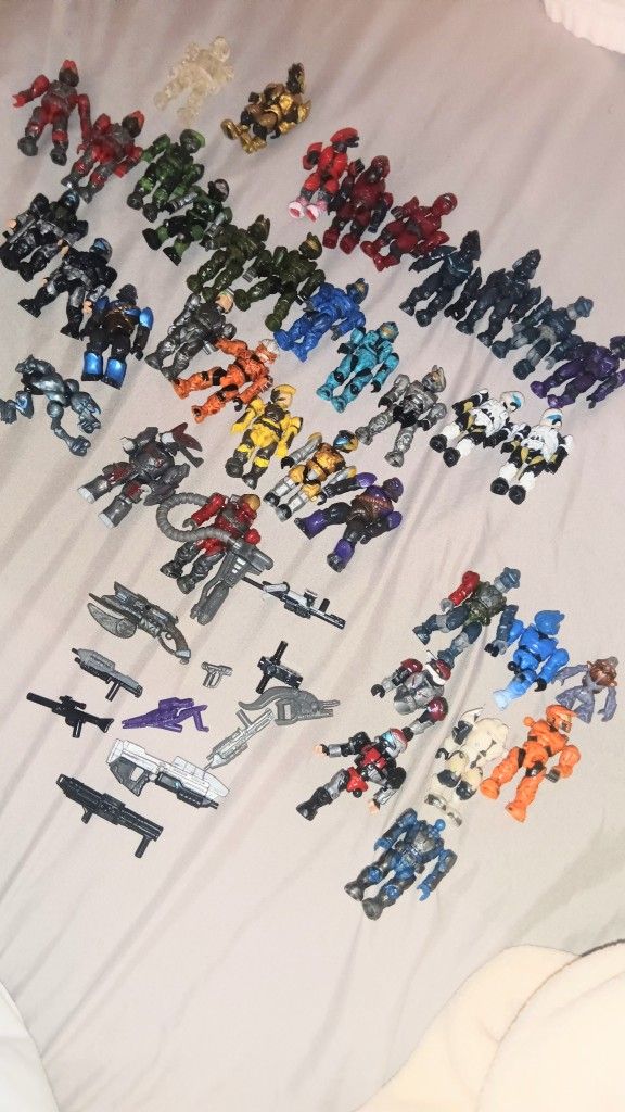 Halo mini 32 figures and weapons lot