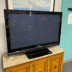 Panasonic Tv with stand  $75 40”L x 3”W x 29”H 