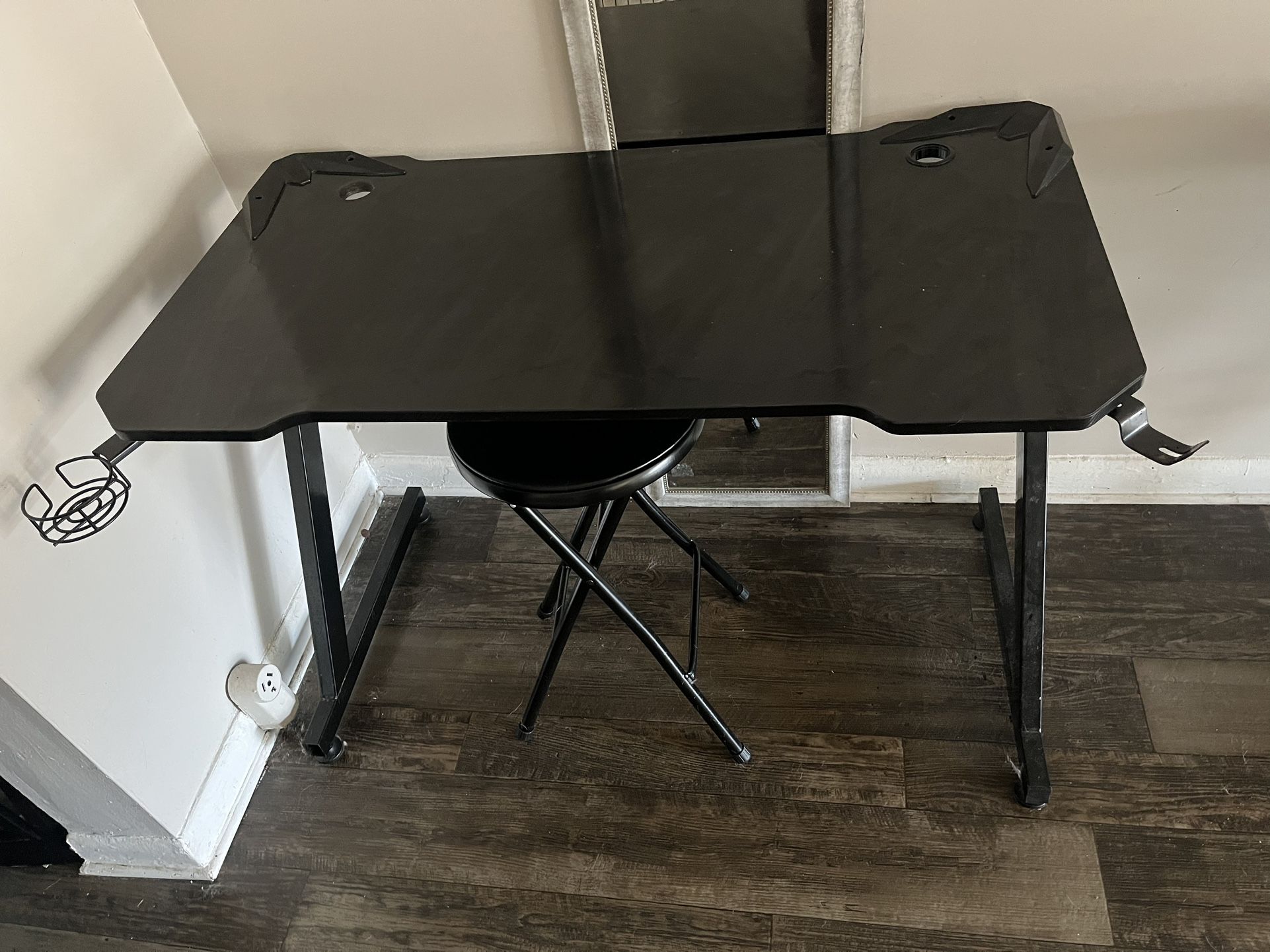 Black Tattoo Chair & Table !