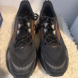 BROOKS in Ghost trail size 9.5 in men’s